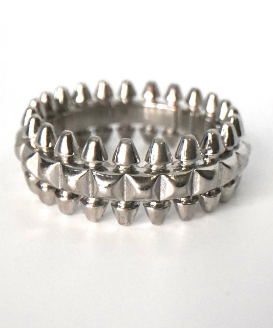 Anillo de plata con pinchos